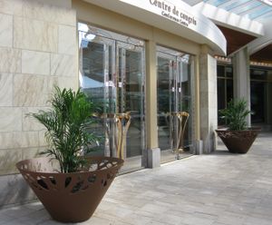 Crossed planter by LAB23