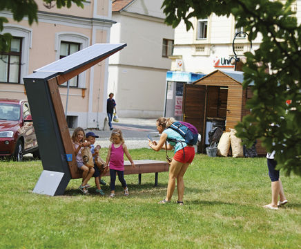 Woody Scorpio Solar Bench