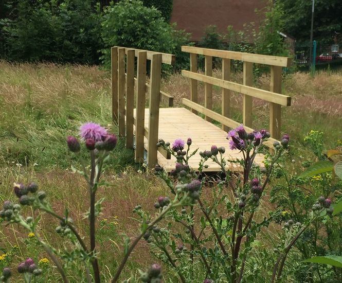 Pedestrian foot bridge delivered at short notice