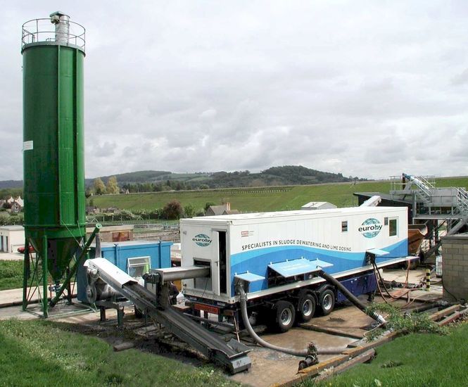 Mobile dewatering centrifuges