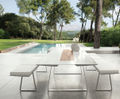 EXTRADOS dining table with runner material options