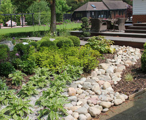 Natural stone cobbles and pebbles for landscaping