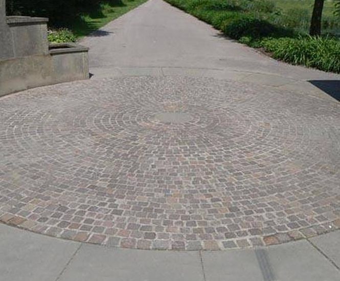 Red granite cropped paving setts