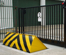 Security-height anti-ram road blocker for high-security sites