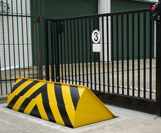 Security-height anti-ram road blocker for high-security sites