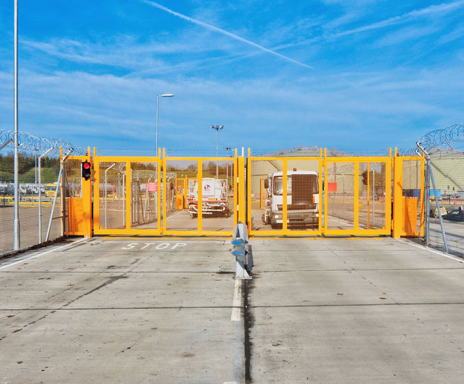 Secured by Design manual or automatic bi-folding, fast-acting speed gates