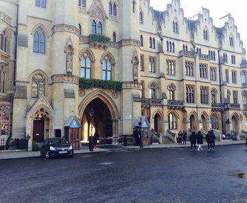 Compact HVM rising arm barriers for Westminster Abbey