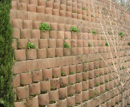 Betotitan - large scale concrete retaining wall system