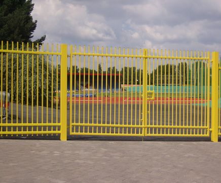 Self-raking railing gates