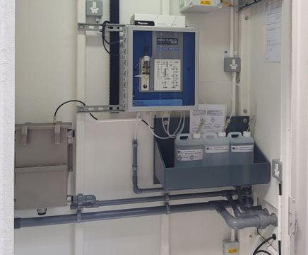 Proam chloride monitor with auto-clean and calibration