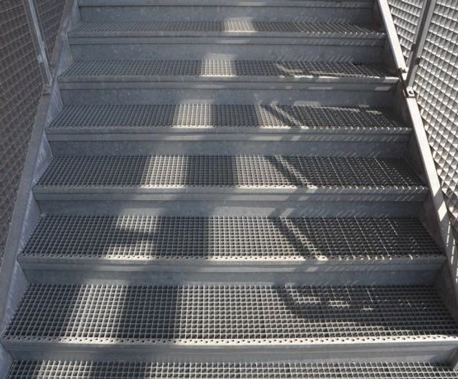 Type NP stair treads Elefant Gratings