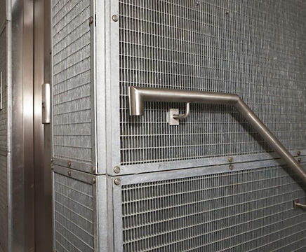 Variable steel gratings for architectural screening