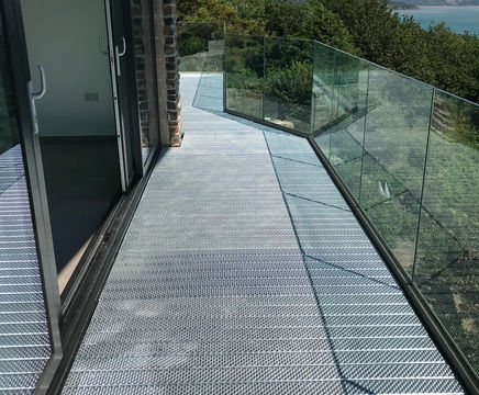 Type O5 heel-proof steel balcony