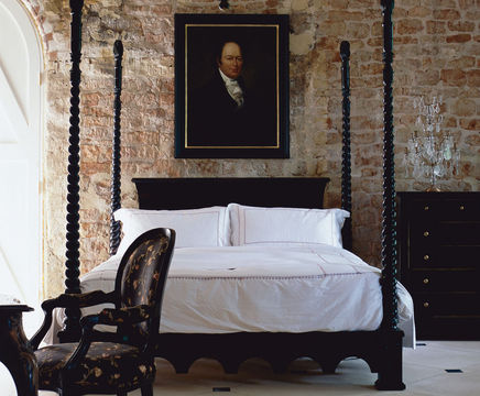 Venetian four-poster bed