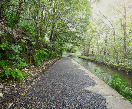 Rubber-gravel porous surfacing for canal tow path