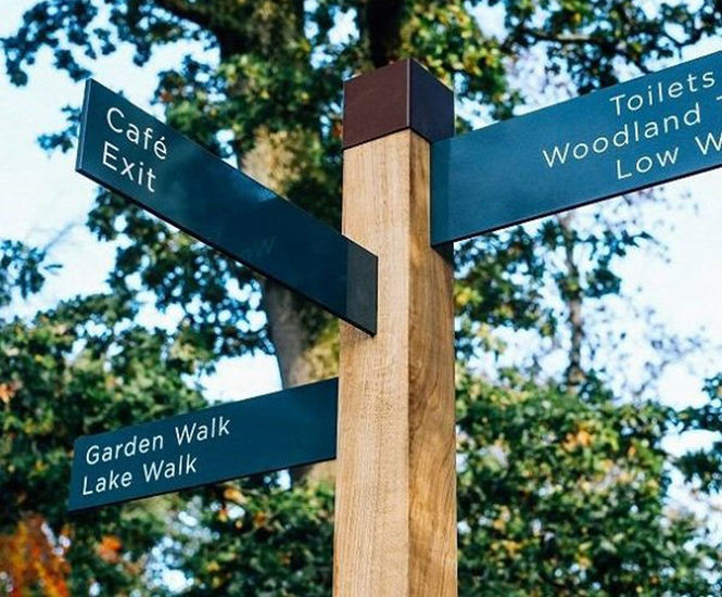 Grenadier™ - oak and aluminium fingerpost