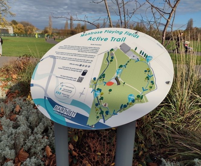 Interpretation and orientation signs for playing fields