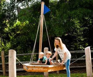 Natural play area with water features: Walpole Park