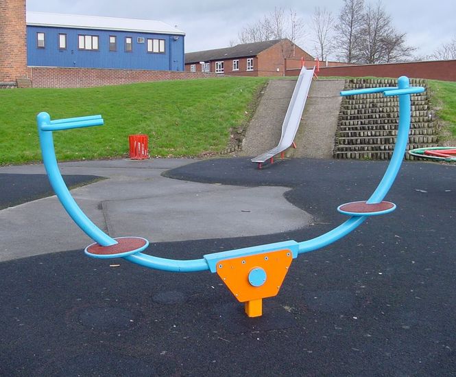 Stand-on seesaw for up to 4 people