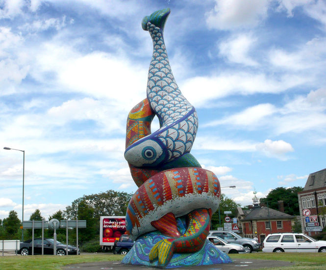 7.5m-high De Luci Fish gateway feature for roundabout