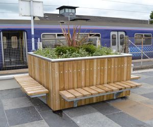 Castleton planter with timber bench