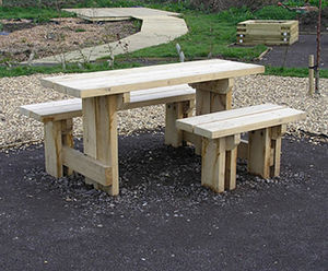 Natural green oak picnic set with wheelchair access
