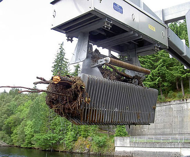 Brackett Bosker® automatic trash raking screen