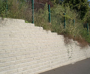 Leromur - concrete interlocking retaining wall system