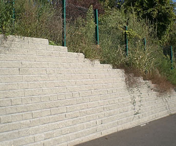 Leromur - concrete interlocking retaining wall system