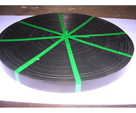 Expanding rubber belt tree tie with no nylon insert